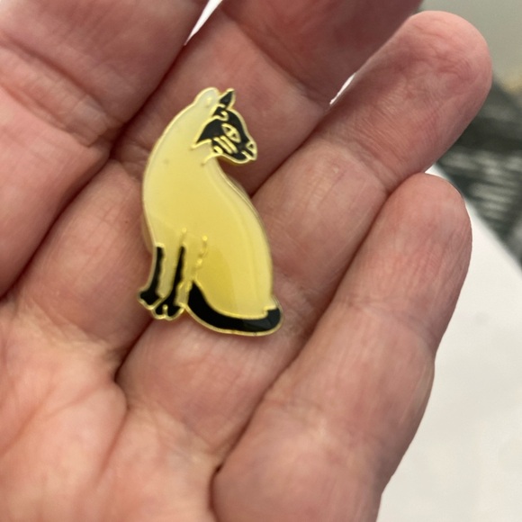 Siamese Cat Enamel Pin cream and black - Picture 2 of 5